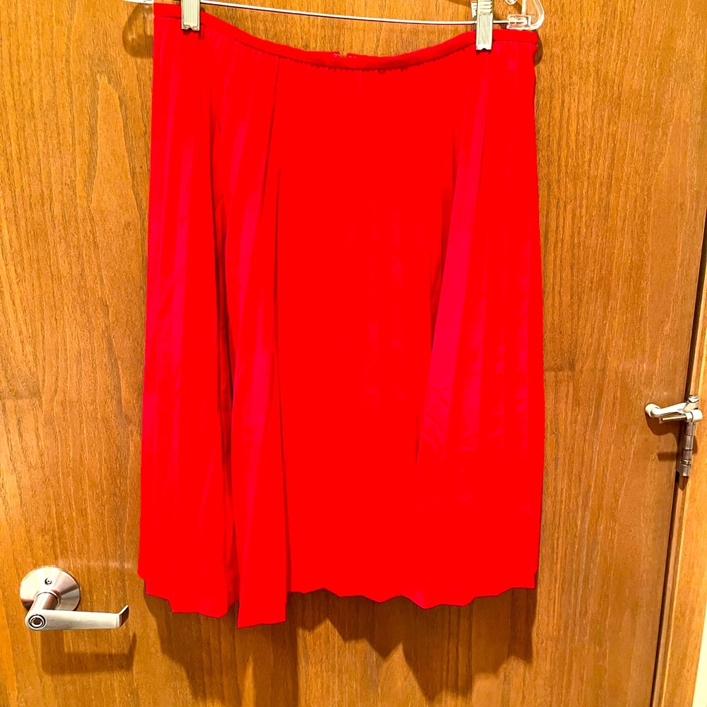 Bright red pleated Calvin Klein skirt size 6 never worn with tags